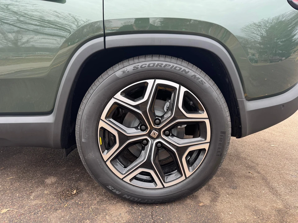 2025 Rivian R1S - Image 24 of 31