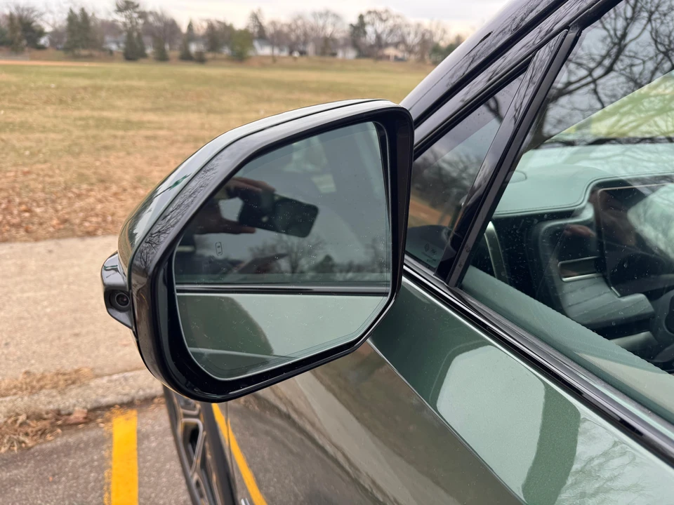 2025 Rivian R1S - Image 16 of 31