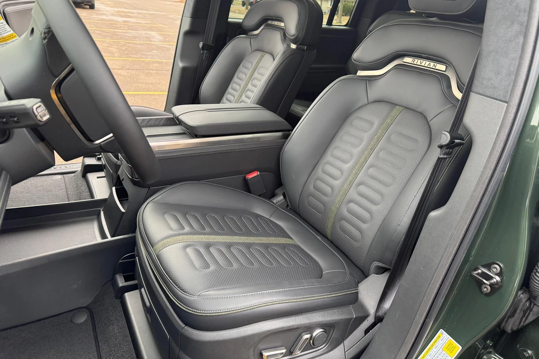 2025 Rivian R1S - Image 28 of 31