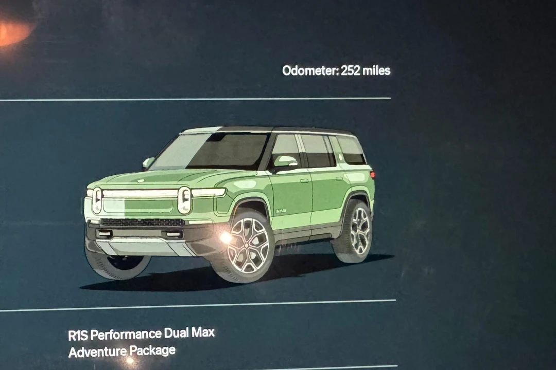 2025 Rivian R1S - Image 30 of 31