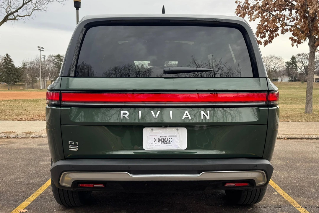 2025 Rivian R1S - Image 5 of 31