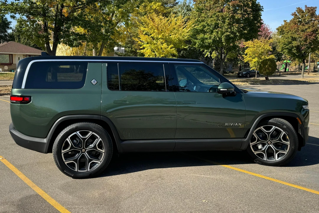 2025 Rivian R1S - Image 3 of 31