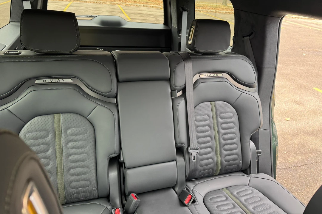 2025 Rivian R1S - Image 29 of 31