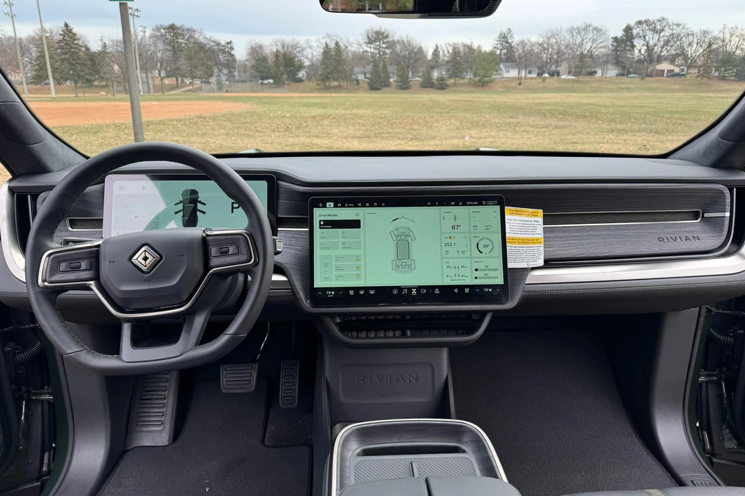 2025 Rivian R1S - Image 27 of 31
