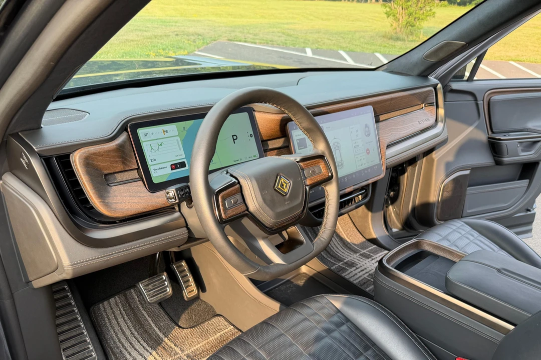 2025 Rivian R1S - Image 30 of 31