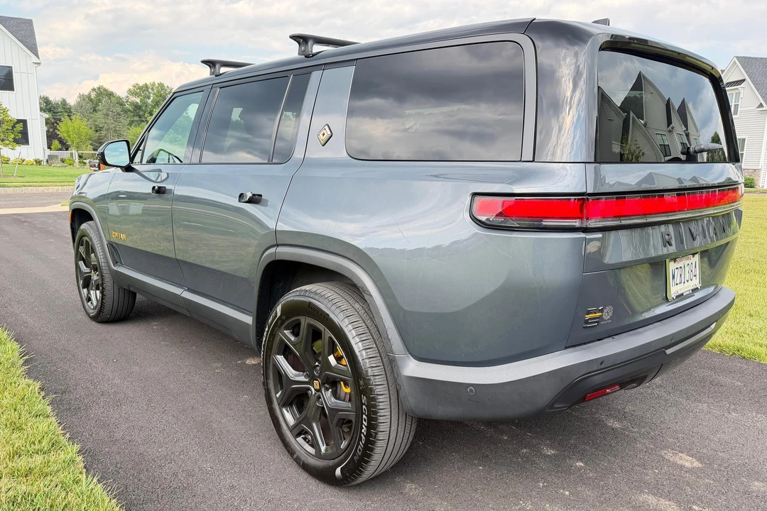 2025 Rivian R1S - Image 4 of 31