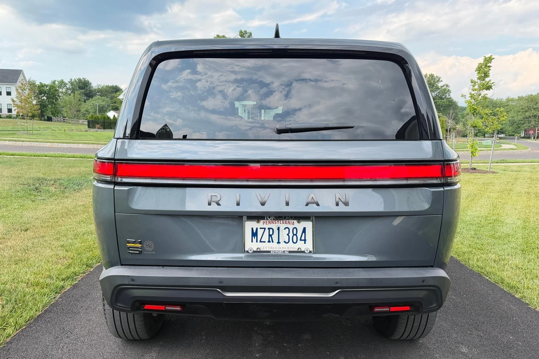 2025 Rivian R1S - Image 5 of 31