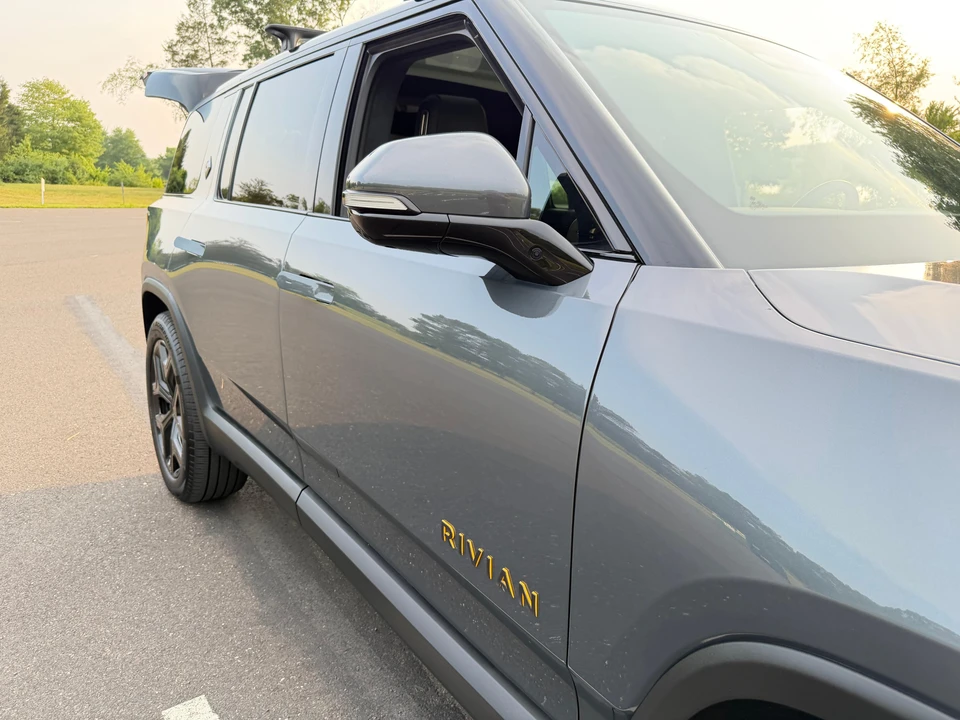 2025 Rivian R1S - Image 23 of 31