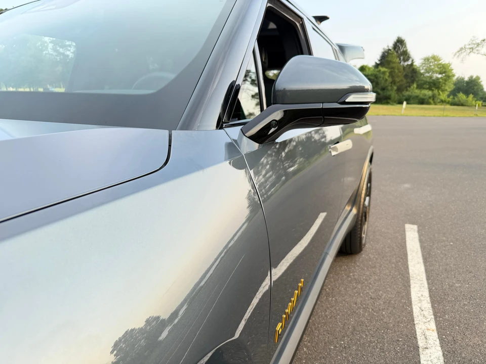 2025 Rivian R1S - Image 21 of 31
