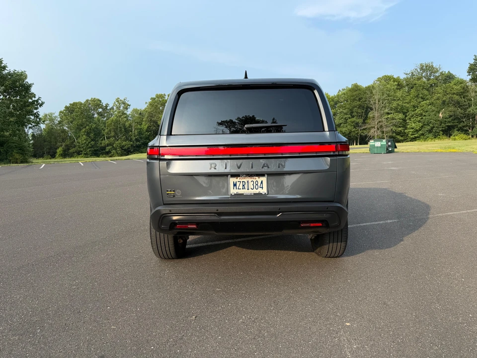 2025 Rivian R1S - Image 13 of 31