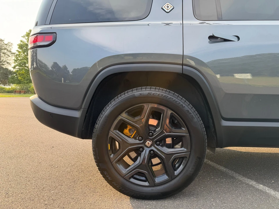 2025 Rivian R1S - Image 28 of 31