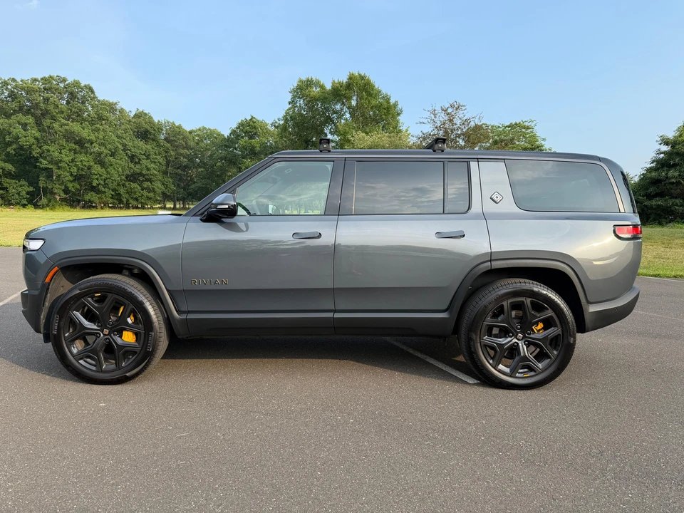2025 Rivian R1S - Image 9 of 31