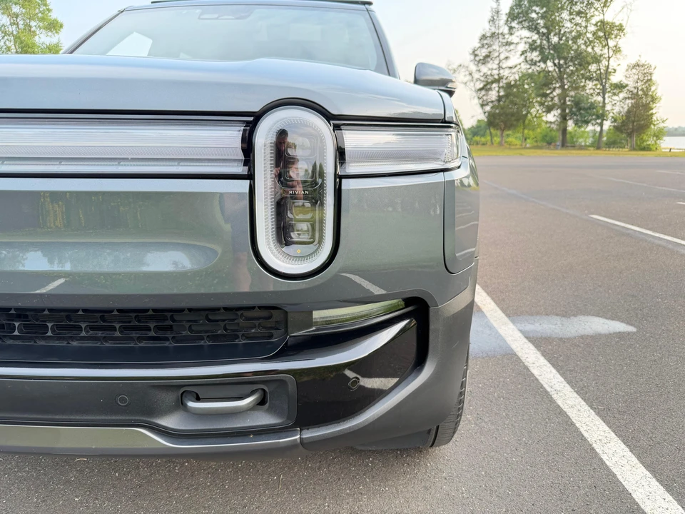 2025 Rivian R1S - Image 19 of 31