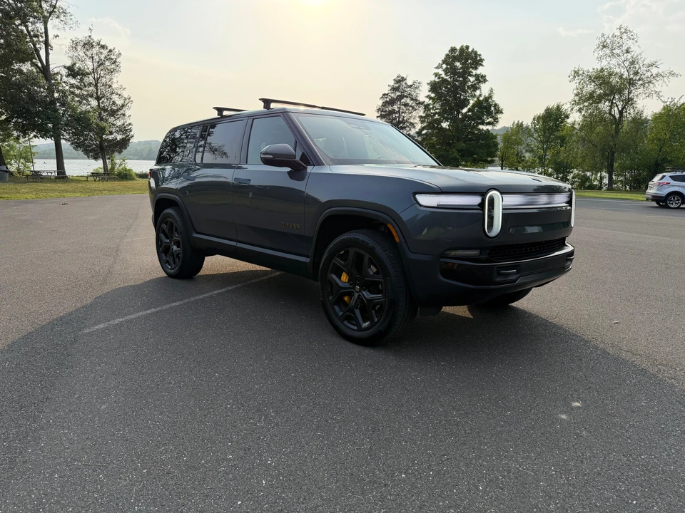 2025 Rivian R1S - Image 16 of 31