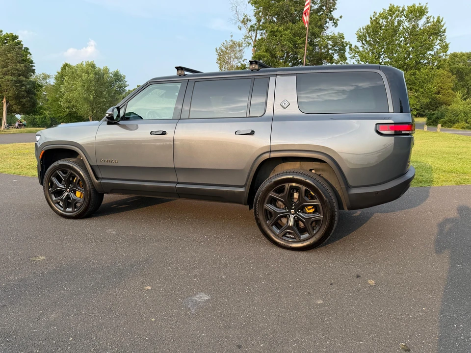 2025 Rivian R1S - Image 10 of 31
