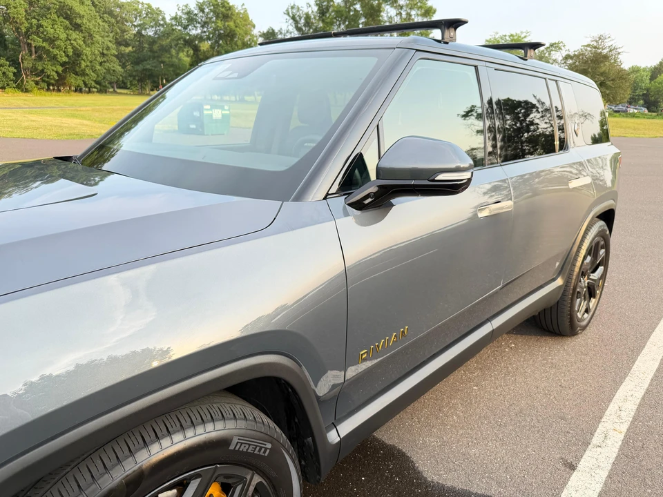 2025 Rivian R1S - Image 22 of 31