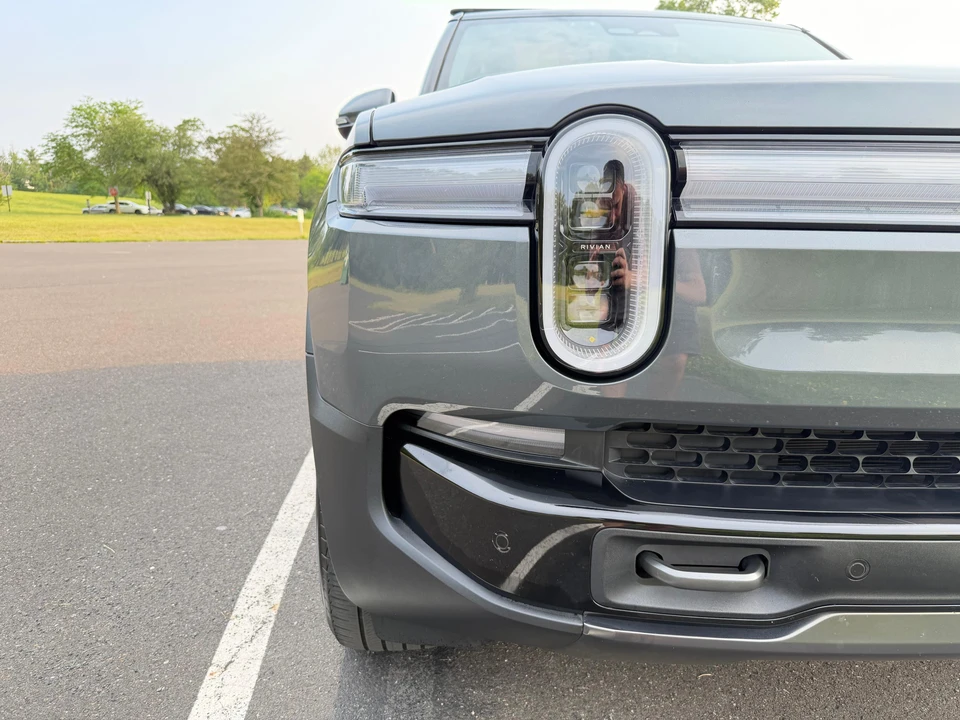 2025 Rivian R1S - Image 17 of 31