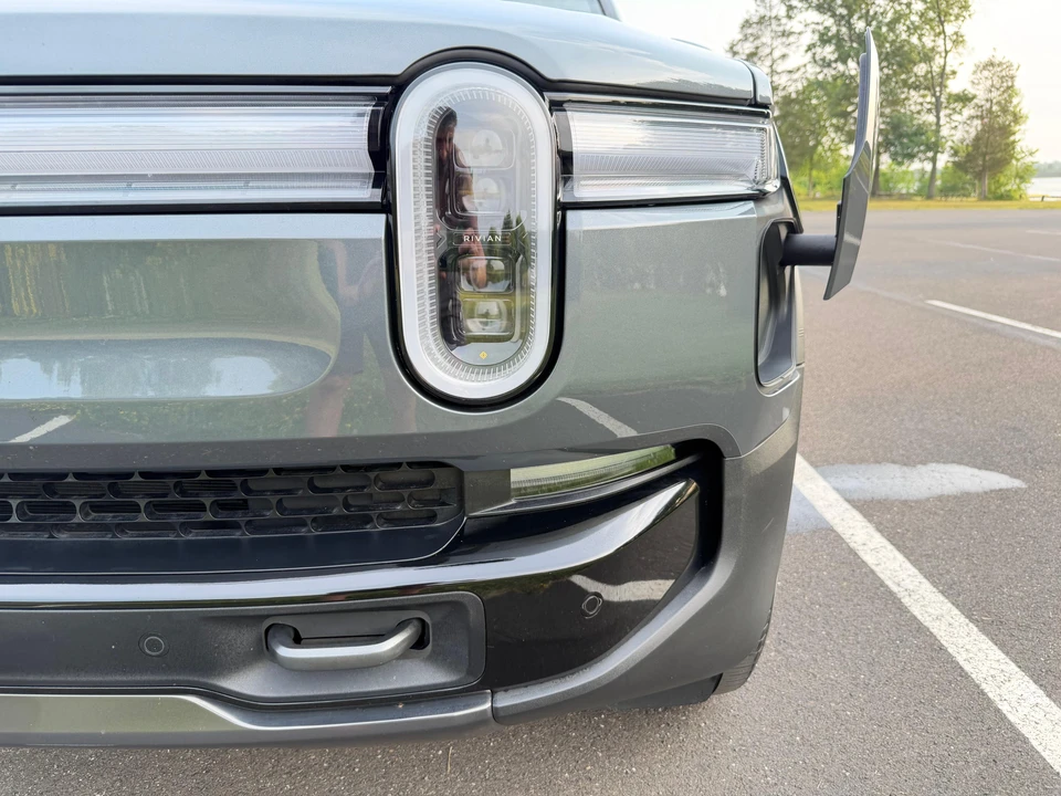 2025 Rivian R1S - Image 20 of 31