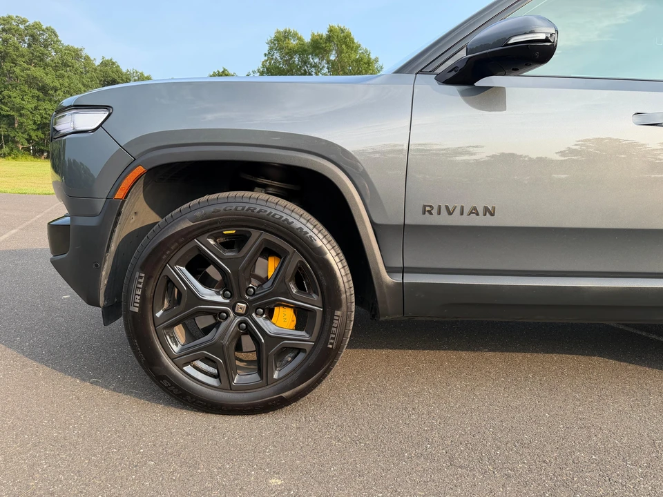 2025 Rivian R1S - Image 26 of 31