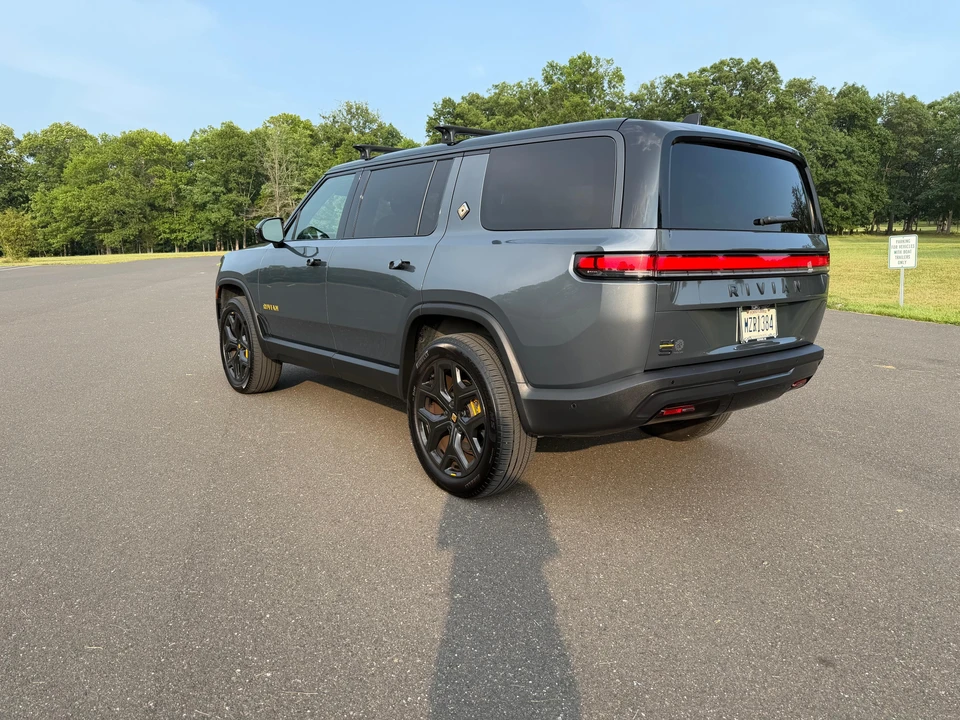 2025 Rivian R1S - Image 12 of 31