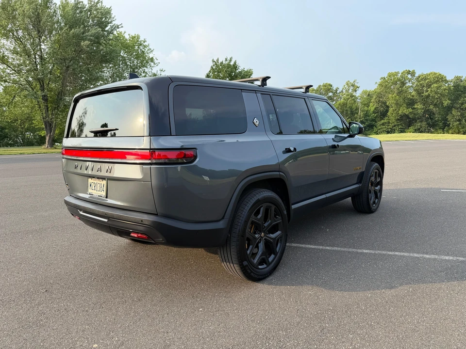 2025 Rivian R1S - Image 14 of 31