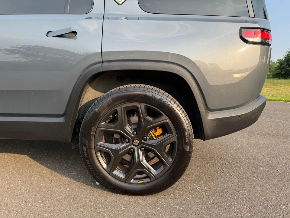 2025 Rivian R1S - Image 27 of 31