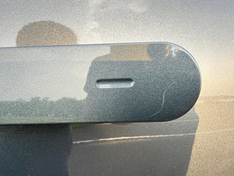 2025 Rivian R1S - Image 25 of 31