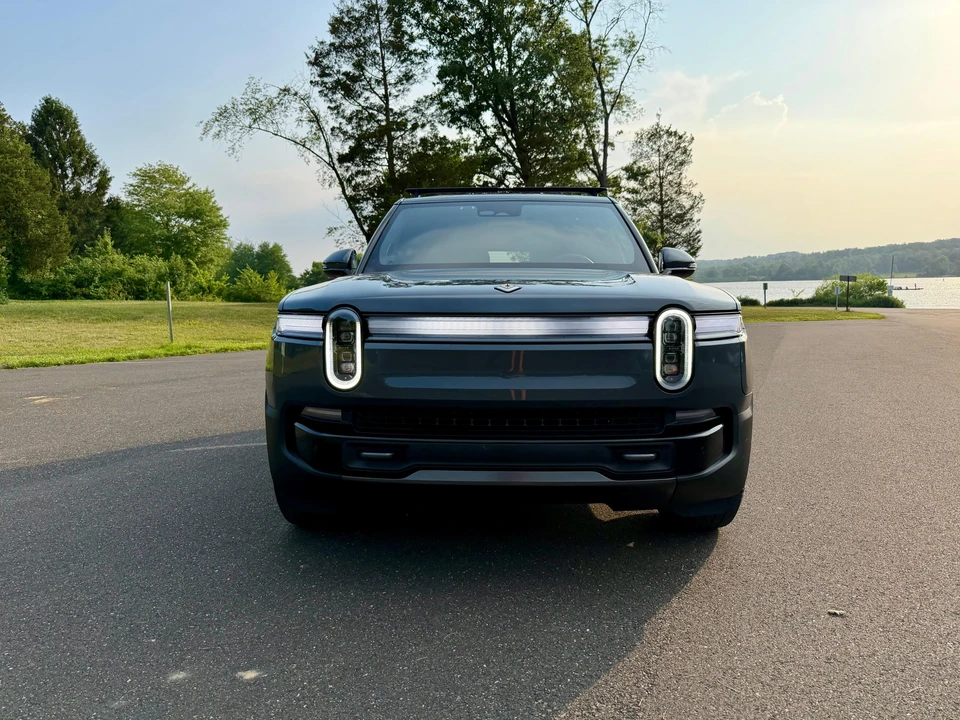 2025 Rivian R1S - Image 7 of 31