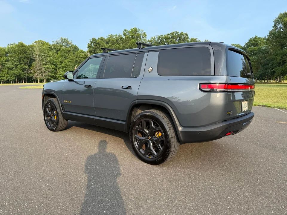 2025 Rivian R1S - Image 11 of 31