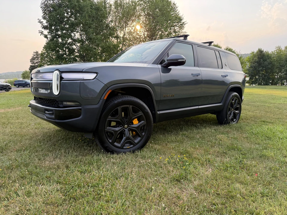 2025 Rivian R1S - Image 6 of 31