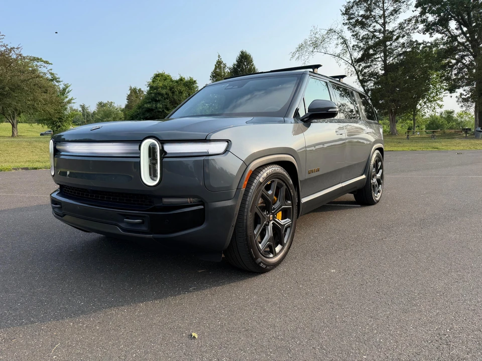 2025 Rivian R1S - Image 8 of 31
