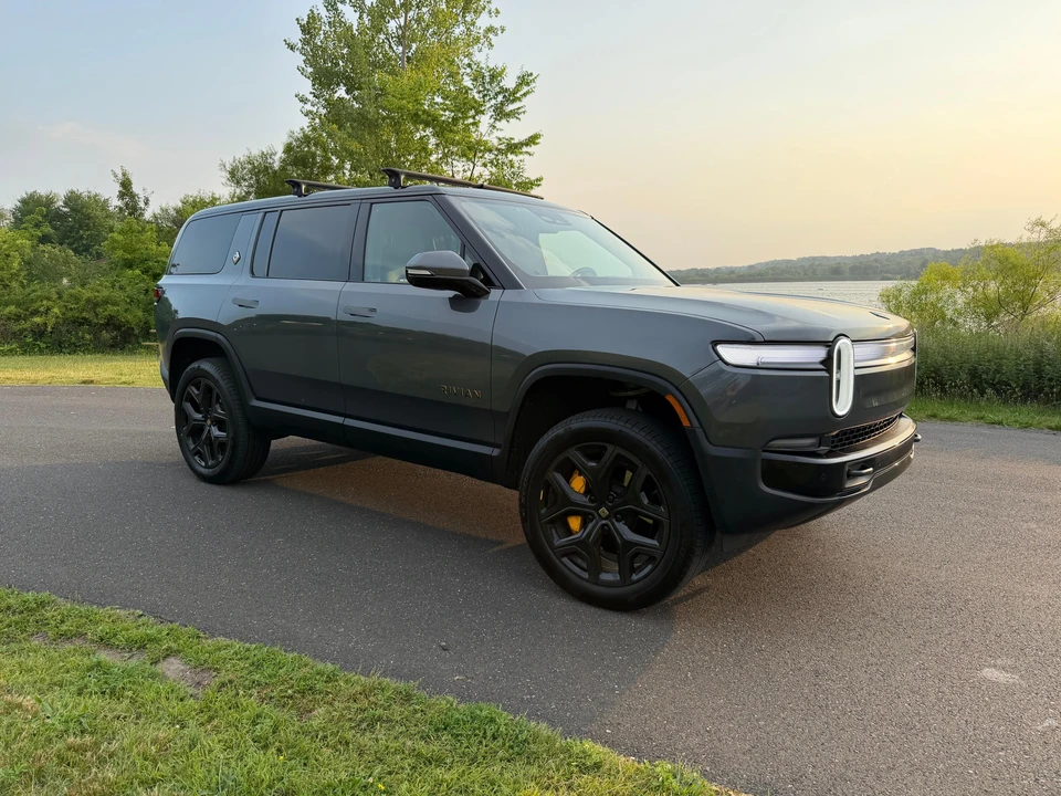 2025 Rivian R1S - Image 15 of 31
