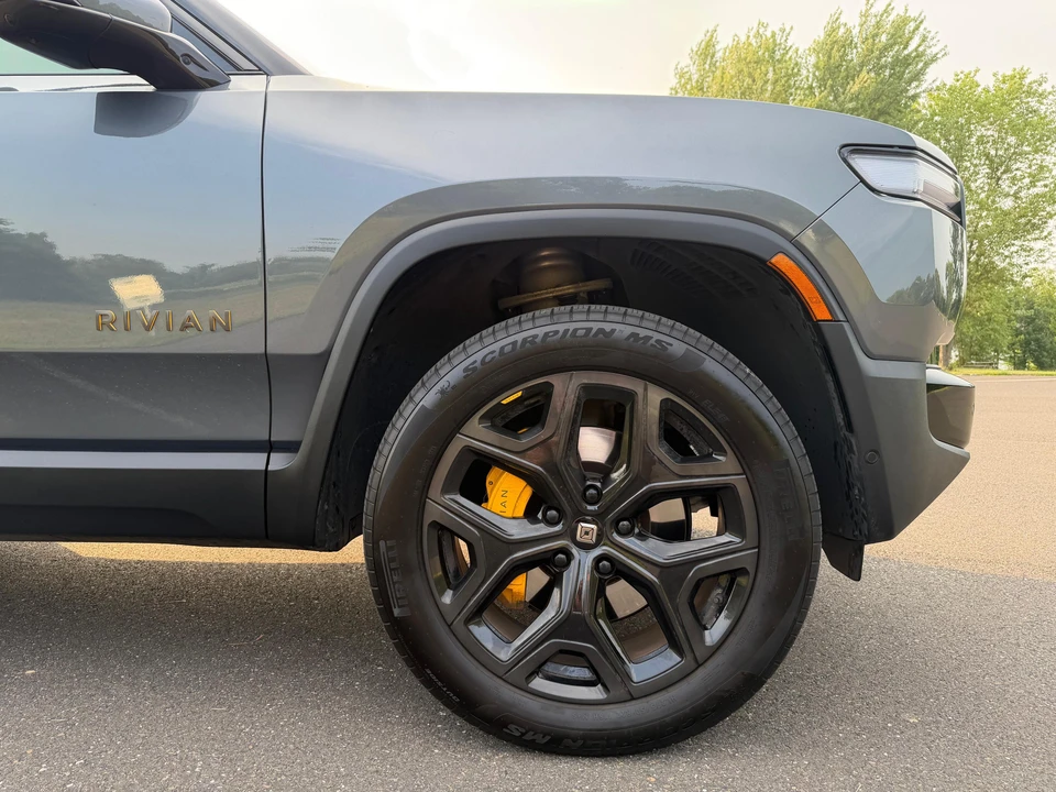 2025 Rivian R1S - Image 29 of 31
