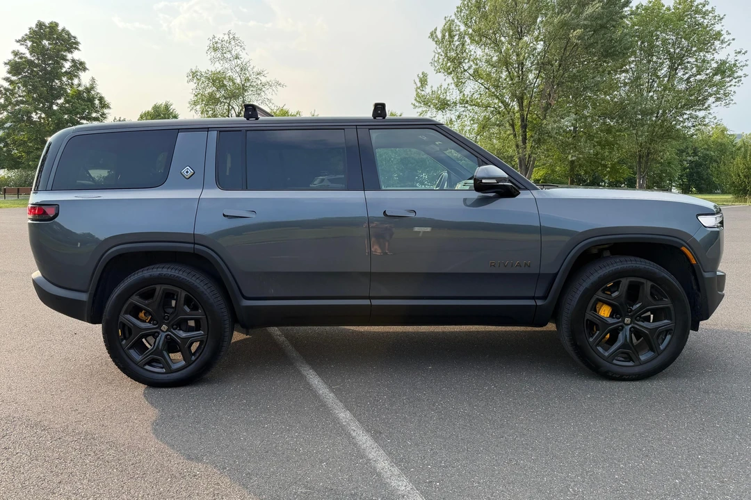 2025 Rivian R1S - Image 3 of 31