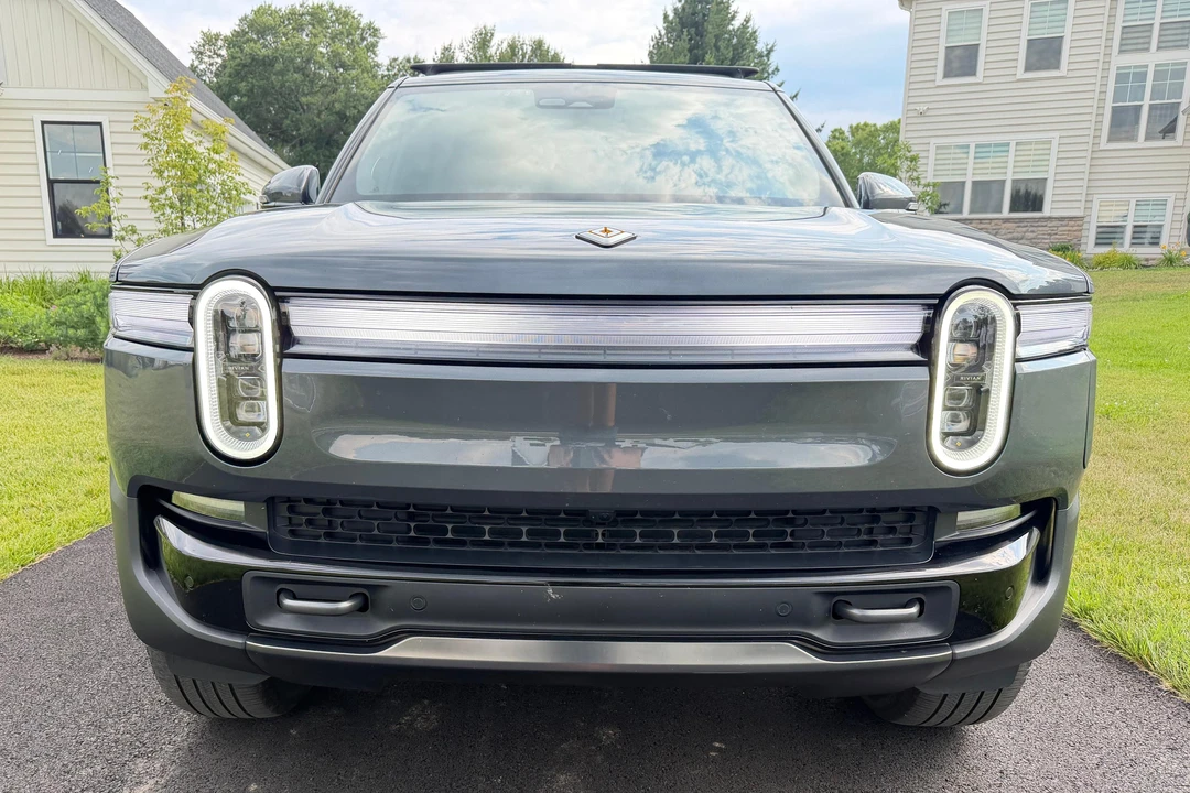 2025 Rivian R1S - Image 2 of 31