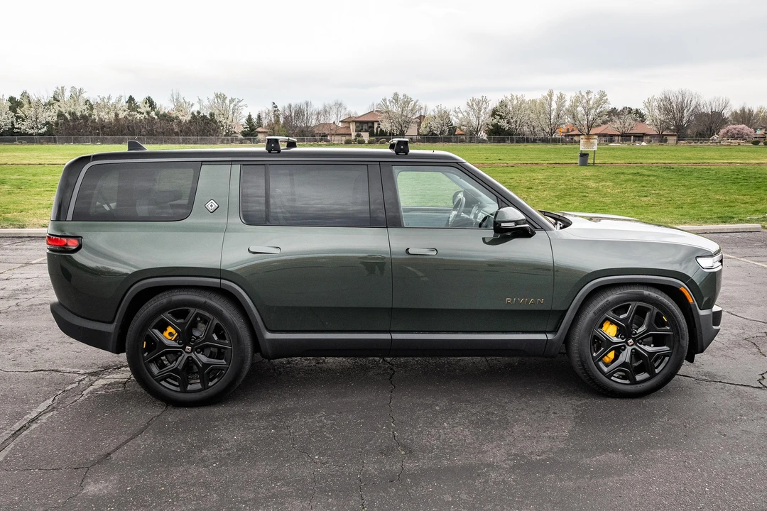 2025 Rivian R1S - Image 10 of 31