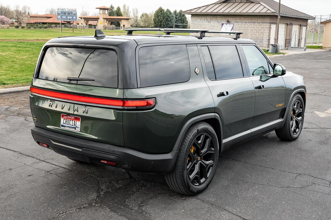 2025 Rivian R1S - Image 4 of 31