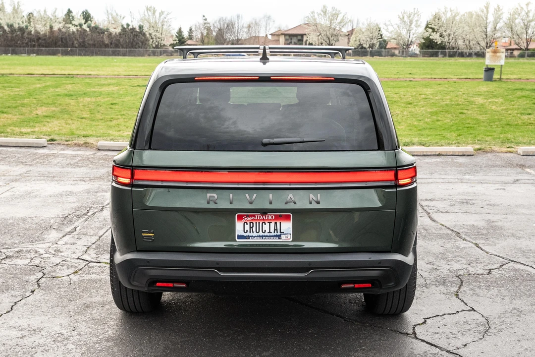 2025 Rivian R1S - Image 9 of 31