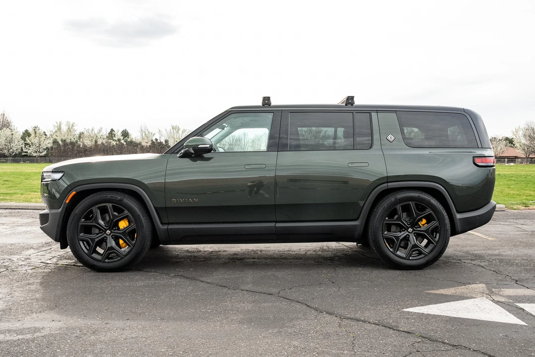 2025 Rivian R1S - Image 3 of 31
