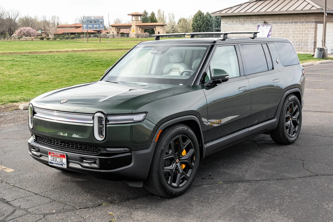 2025 Rivian R1S - Image 7 of 31