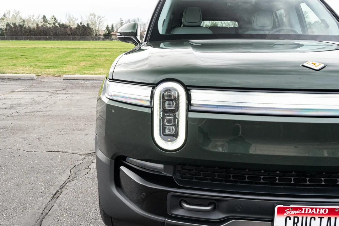 2025 Rivian R1S - Image 11 of 31