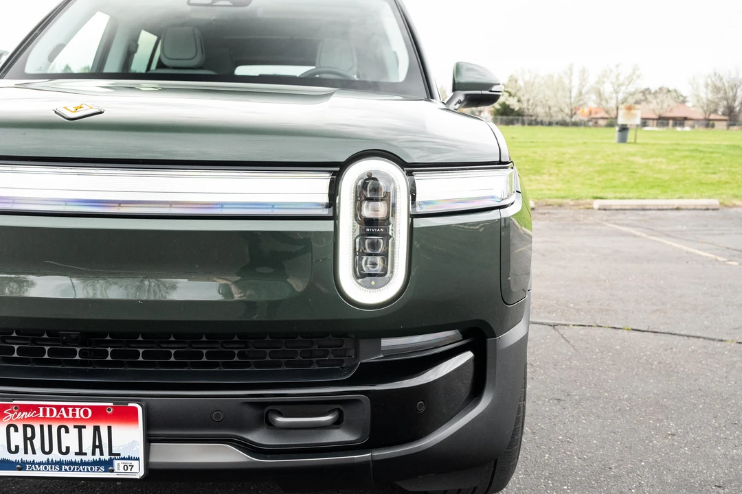 2025 Rivian R1S - Image 14 of 31