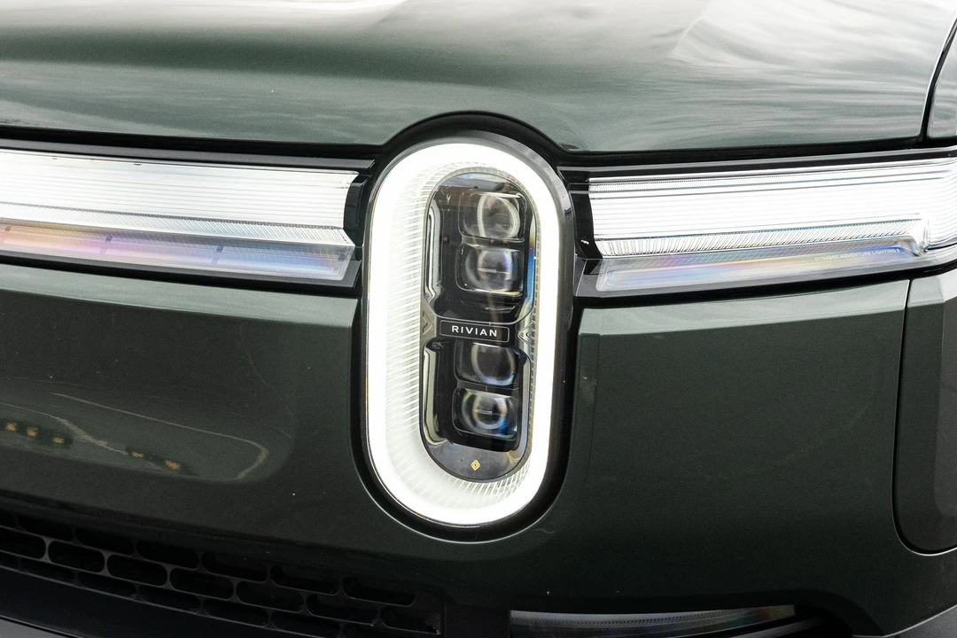 2025 Rivian R1S - Image 13 of 31