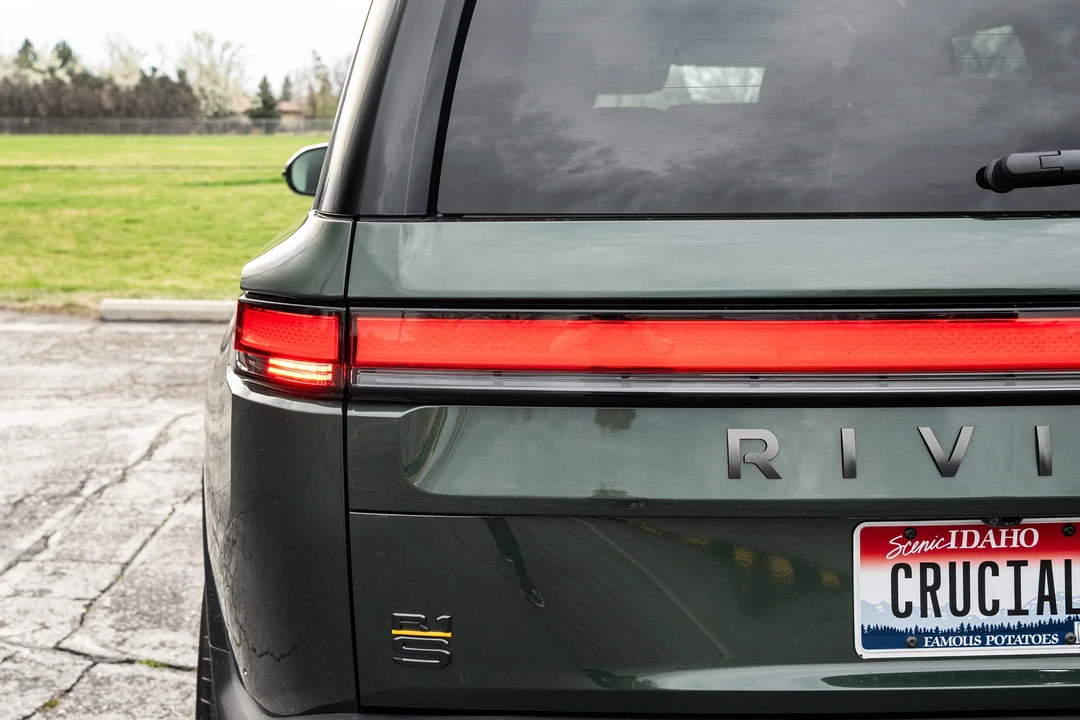 2025 Rivian R1S - Image 27 of 31