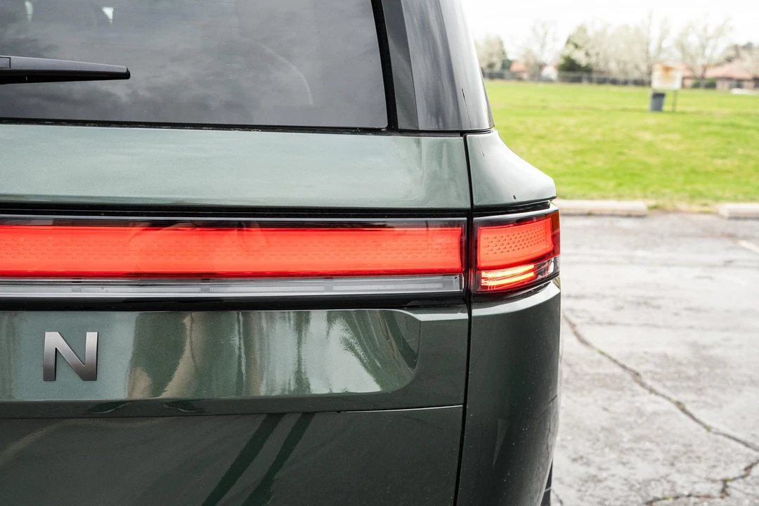 2025 Rivian R1S - Image 29 of 31