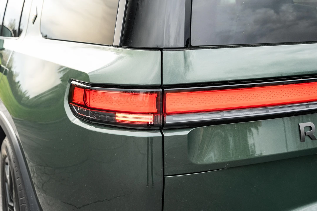 2025 Rivian R1S - Image 25 of 31