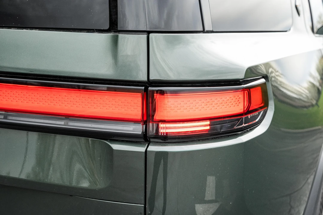 2025 Rivian R1S - Image 30 of 31