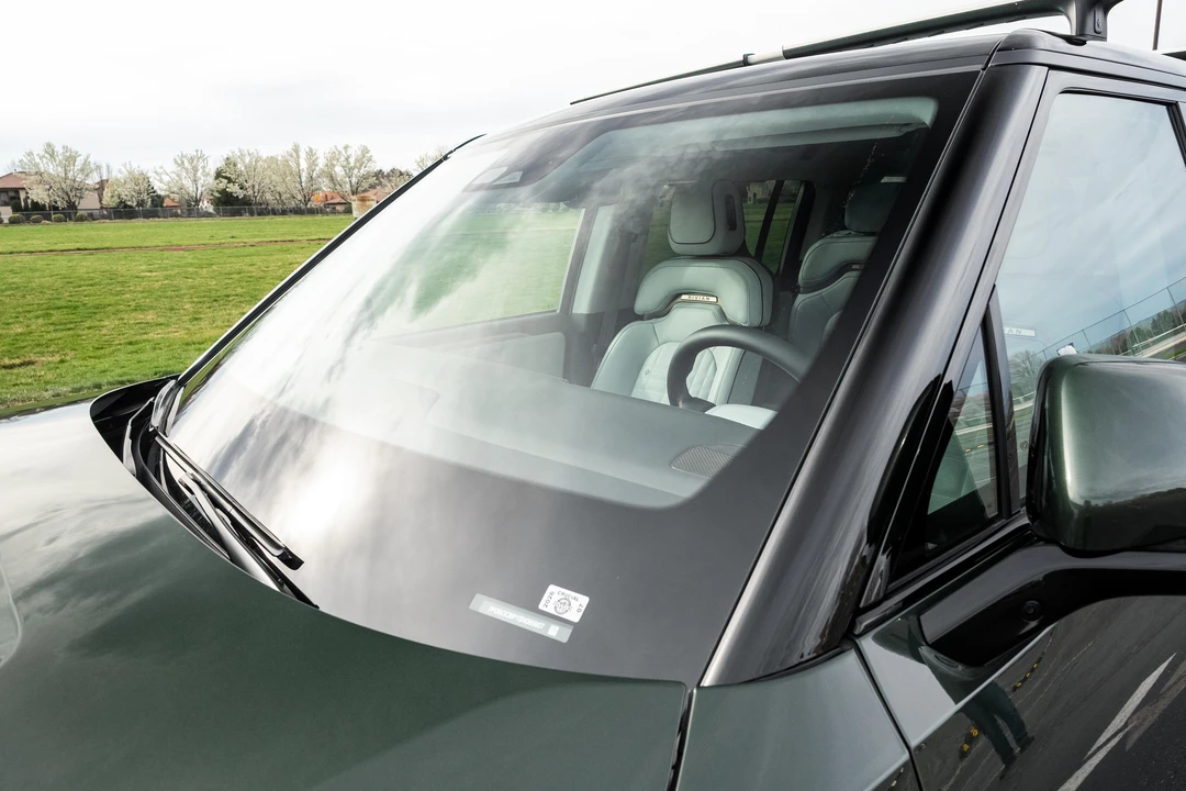 2025 Rivian R1S - Image 15 of 31