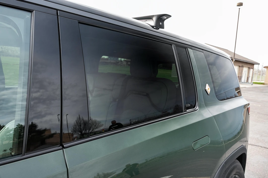 2025 Rivian R1S - Image 21 of 31