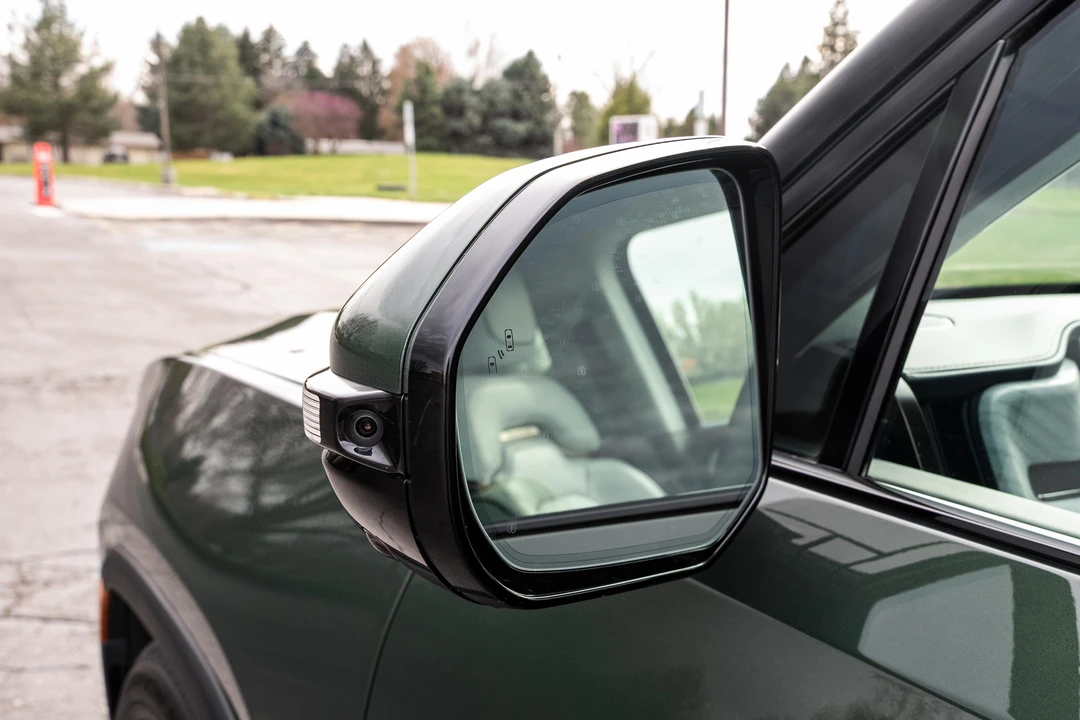 2025 Rivian R1S - Image 19 of 31